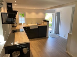 Réfrigérateur, un four, surface de cuisson, lave-vaisselle