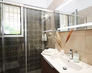 Dusche, Haartrockner, Handtücher, Seife