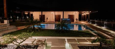 Una piscina al aire libre