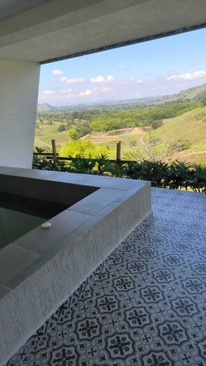A pool area with a view of a hilly landscape. - catleya royal club (Pereira)