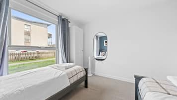 Desk, iron/ironing board, WiFi, bed sheets