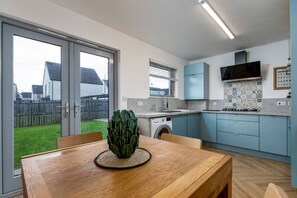 Dining - Modern 2-Bed Stirling House | Driveway Parking (Stirling)