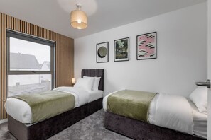 Iron/ironing board, travel cot, WiFi, bed sheets - Modern 2-Bed Stirling House | Driveway Parking (Stirling)