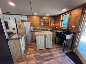 Private kitchen - Gorgeous 1-bedroom river bungalow near picturesque Burnsville (Burnsville)