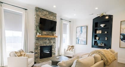 Luxury 2BR Loft | Mountain Views | On the Square