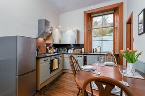 Fridge, microwave, oven, stovetop - The Cosy Nook - Free Parking Nearby (Dunblane)