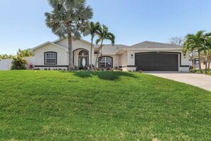 Exterior - Waterfront Paradise Pool/Kayaks/Games - 12 Guests (Cape Coral)