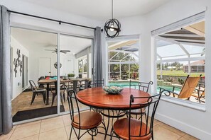Dining - Waterfront Paradise Pool/Kayaks/Games - 12 Guests (Cape Coral)