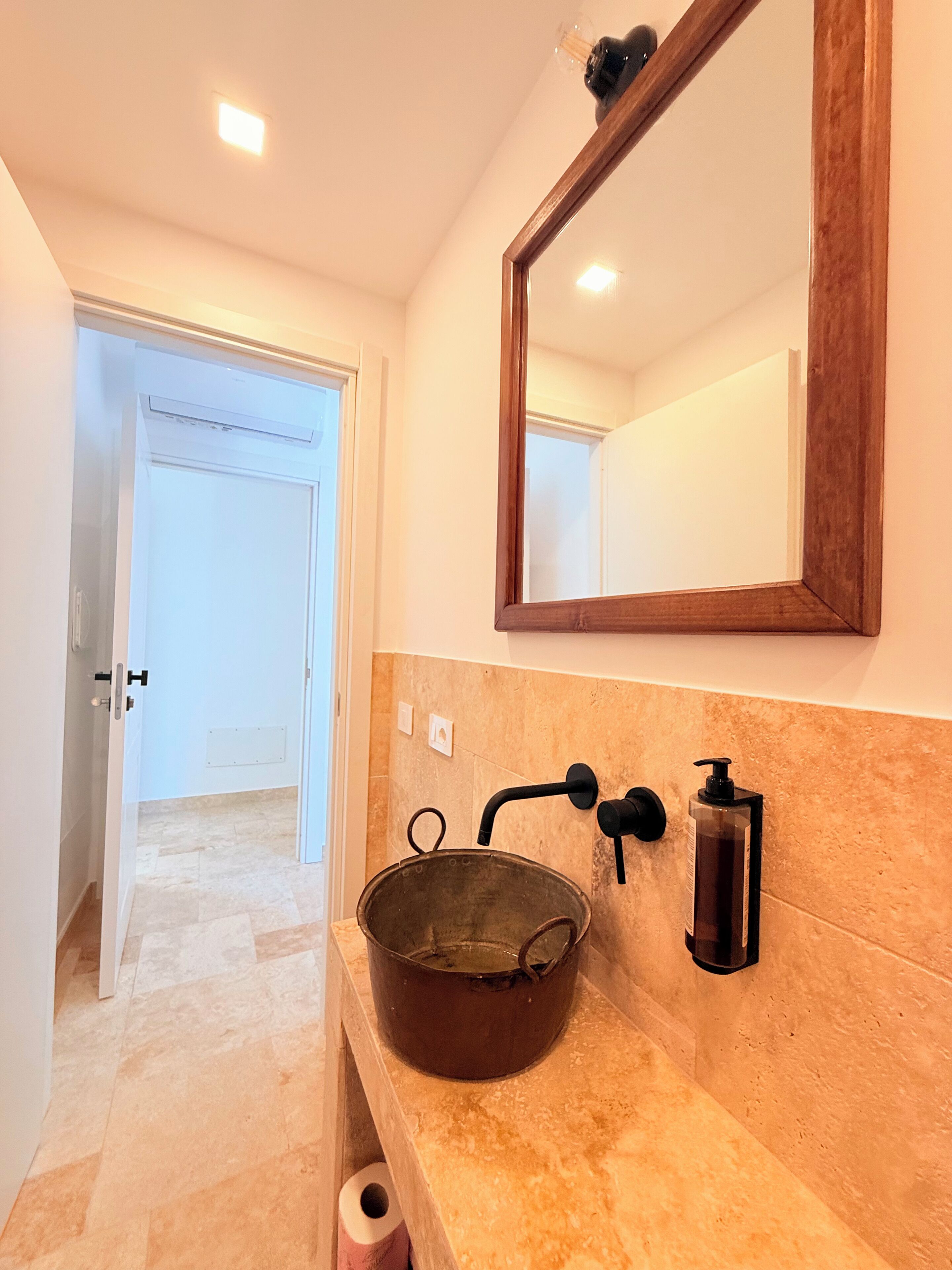 Ein Badezimmer mit Waschbecken, Spiegel und Dusche.