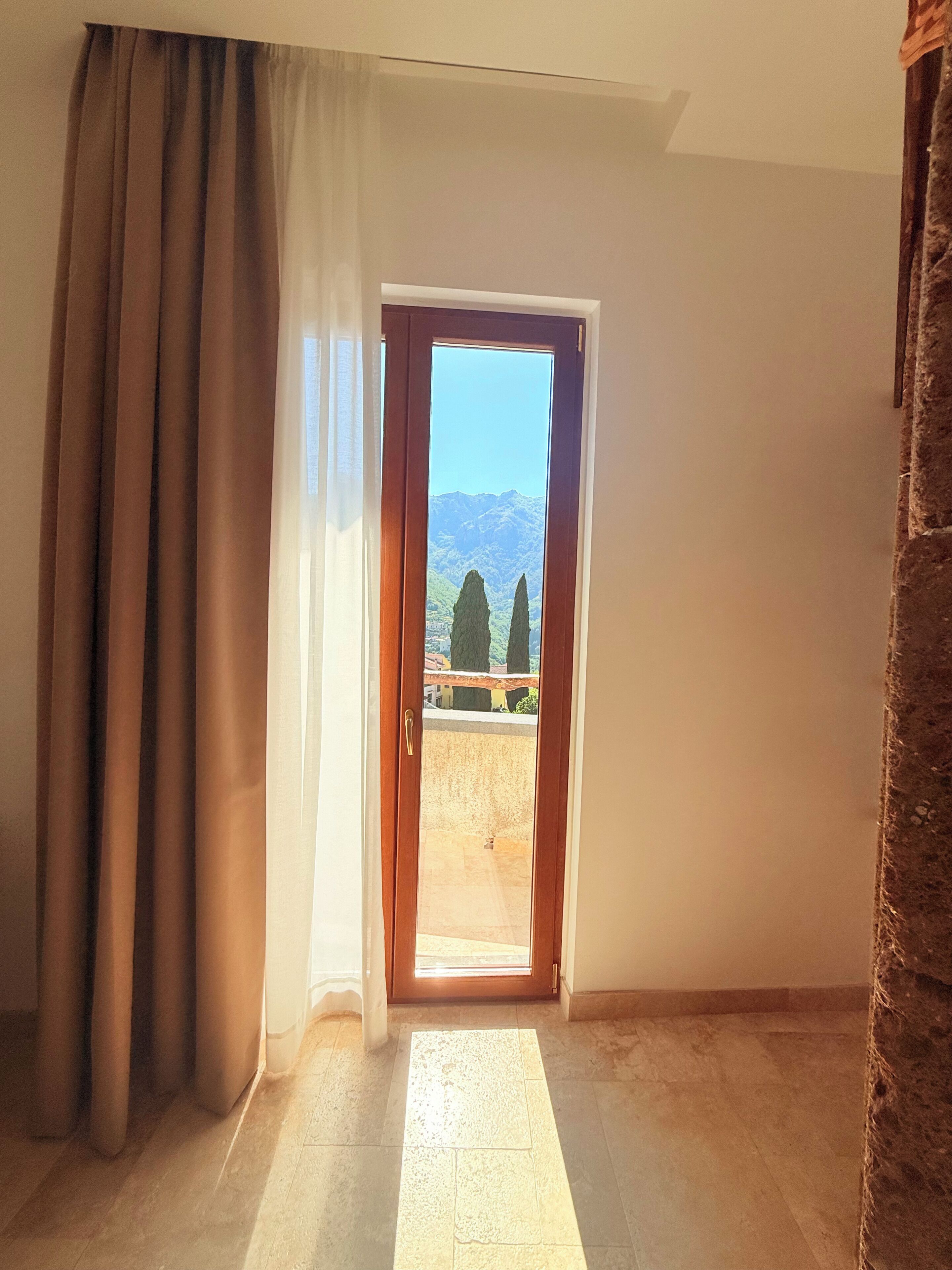 Suite Deluxe | Caja de seguridad en la habitación, muebles diferentes y escritorio 
