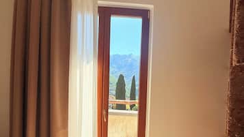 Suite Deluxe | Caja de seguridad en la habitación, muebles diferentes y escritorio