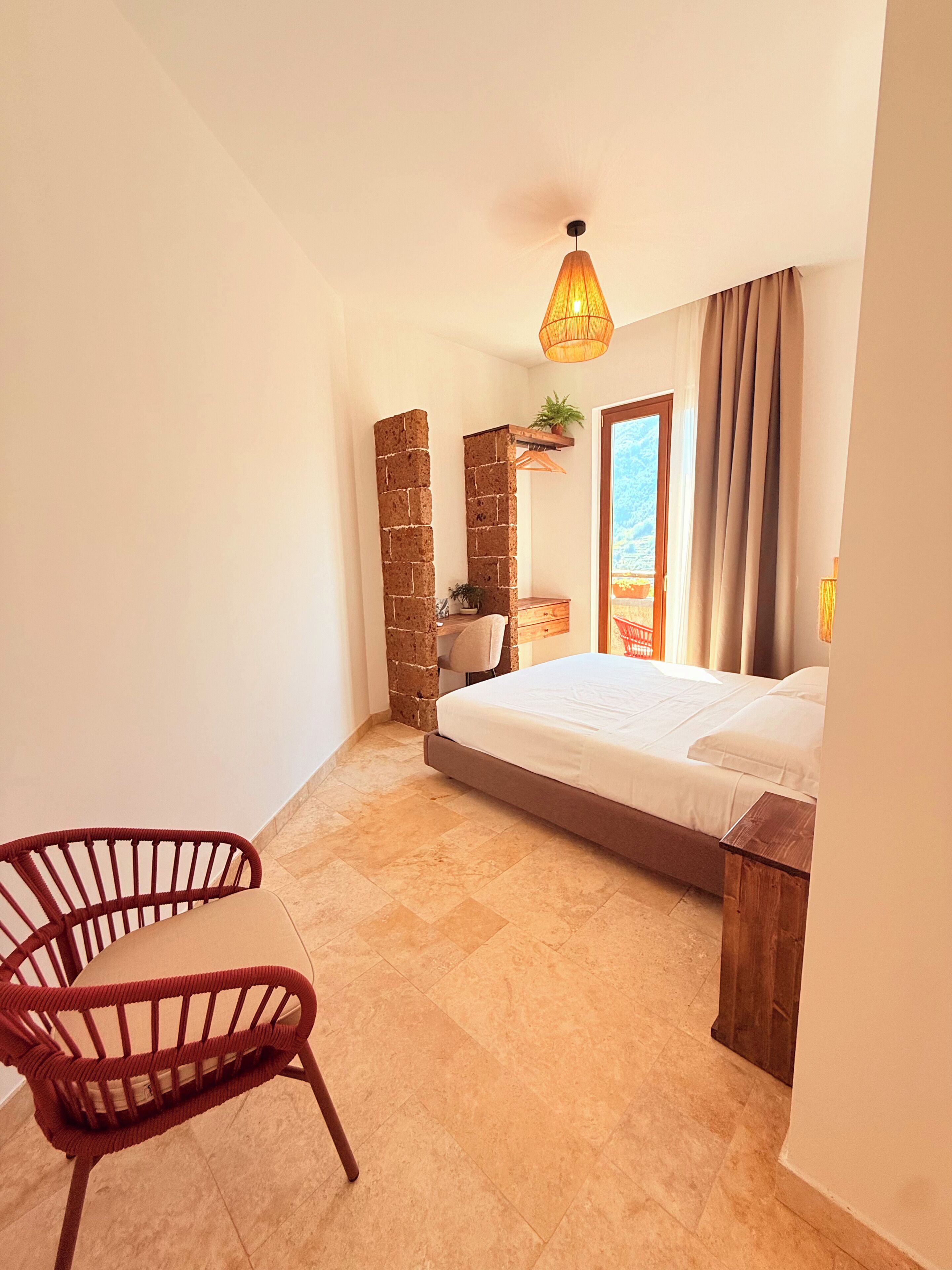 Chambre Deluxe, vue sur la colline | Coffre-fort, ameublement unique, bureau