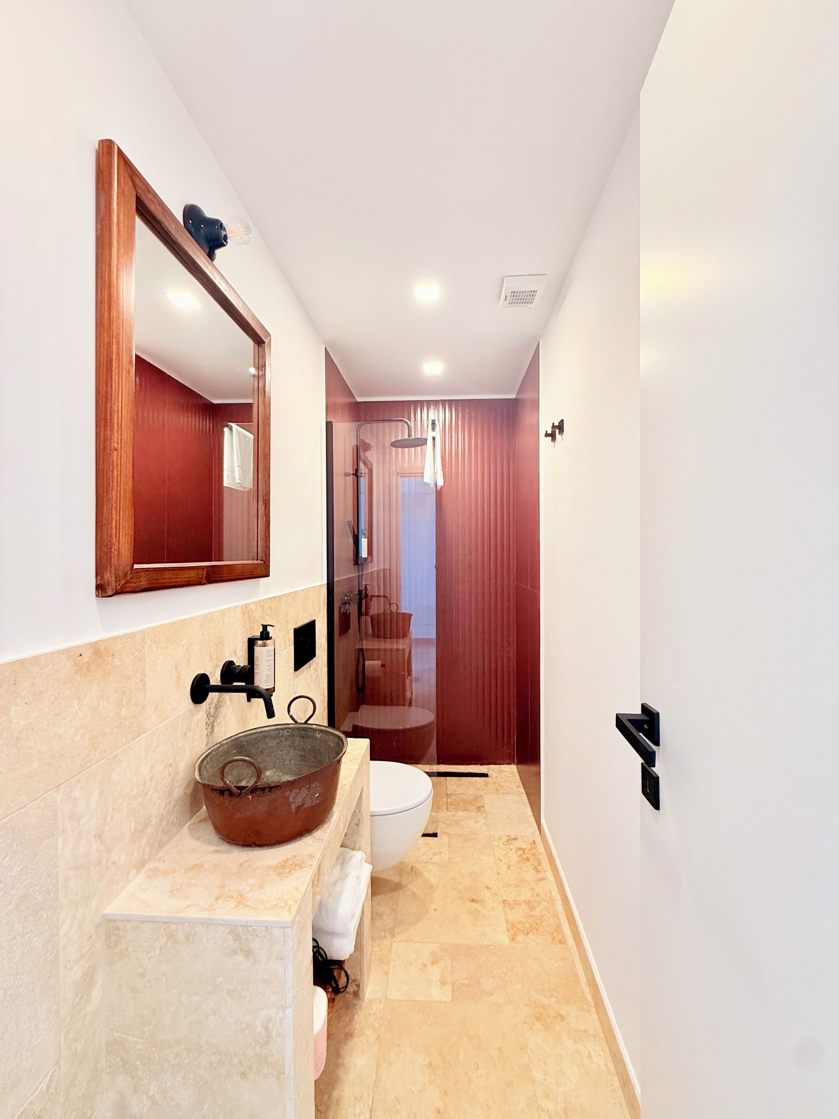 Secador de pelo, batas, bidet, toallas