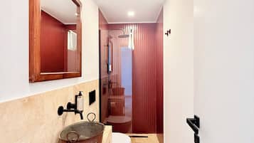 Secador de pelo, batas, bidet, toallas