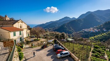 Estacionamiento en los alrededores con reservación obligatoria