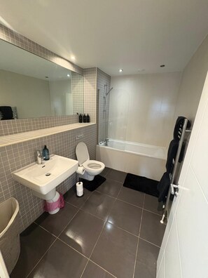 Hair dryer, towels, soap, toilet paper - Contemporary 1-Bed Apartment in The Bakery, Ormeau (Belfast)