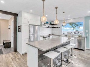 Fridge, microwave, oven, stovetop - Spa & WaterFront | Chalet Beau-Lac de Campagne (Saint-Anicet)
