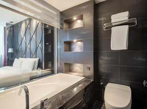 Superior-Einzelzimmer | Badezimmer | Hausschuhe