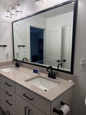 Shower, towels, soap, toilet paper - 3-bedroom townhome in serene Park City with AC comfort (Park City)