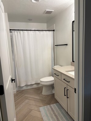Bathroom - 3-bedroom townhome in serene Park City with AC comfort (Park City)