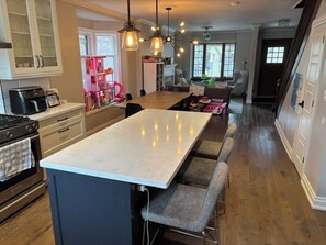 Dining - Beaches Home, Hot Tub, Sleeps 7, 2 car, 25m to BMO (Toronto)