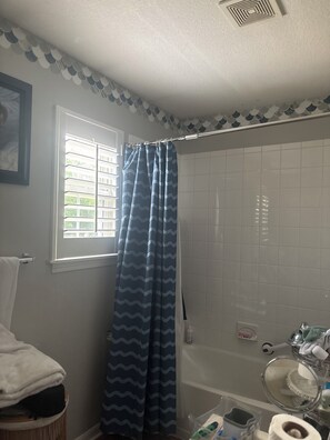 Secadora de cabello, toallas, jabón, papel de baño 