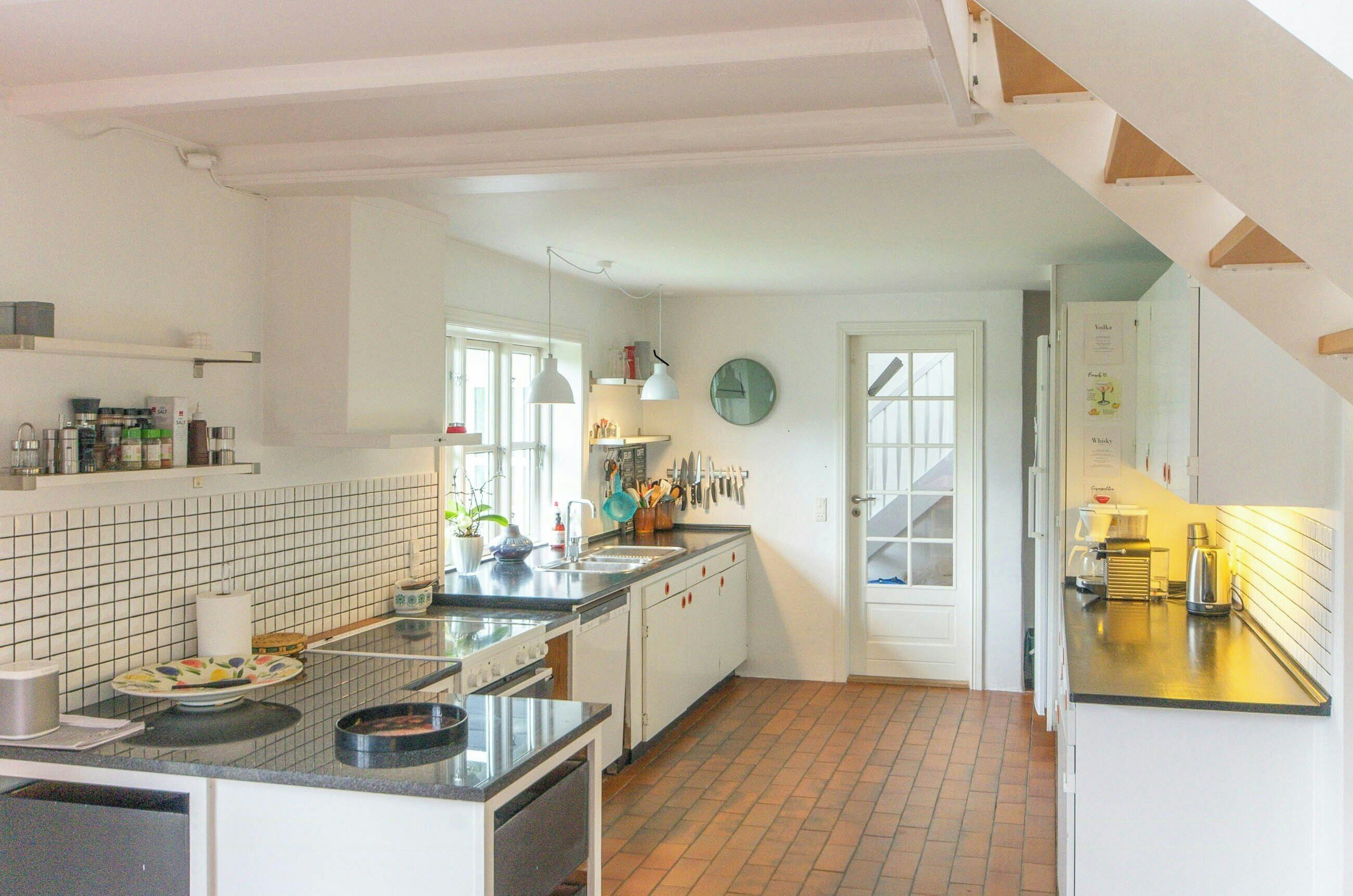 Microwave, oven, dishwasher, coffee/tea maker