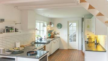 Microwave, oven, dishwasher, coffee/tea maker