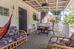 Outdoor dining - Vrbo Property (Oranjestad)
