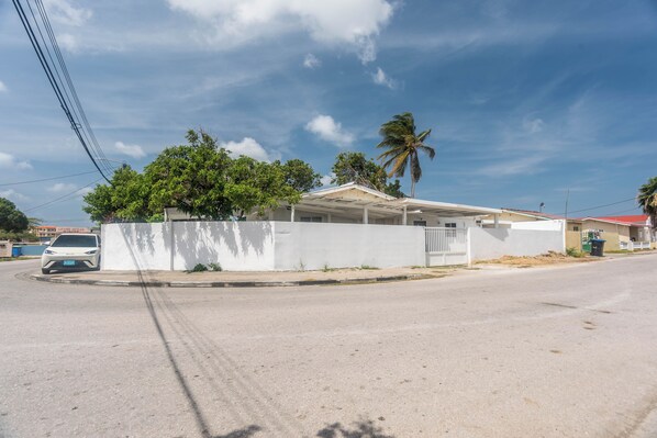 Exterior - Vrbo Property (Oranjestad)