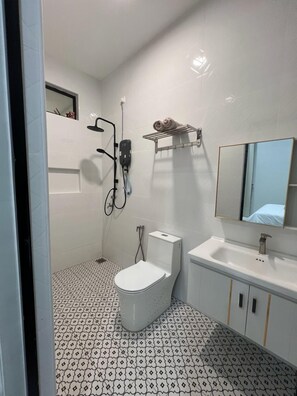 Een douche, een haardroger, een bidet, handdoeken