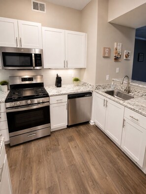 Private kitchen - Stylish King Suite w/ Pool, Gym, & More. (Atlanta)