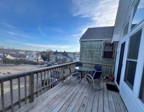 Outdoor dining - Perfect 3-bedroom apartment with AC in peaceful Tisbury (Tisbury)