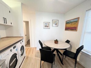 Dining - Perfect 3-bedroom apartment with AC in peaceful Tisbury (Tisbury)