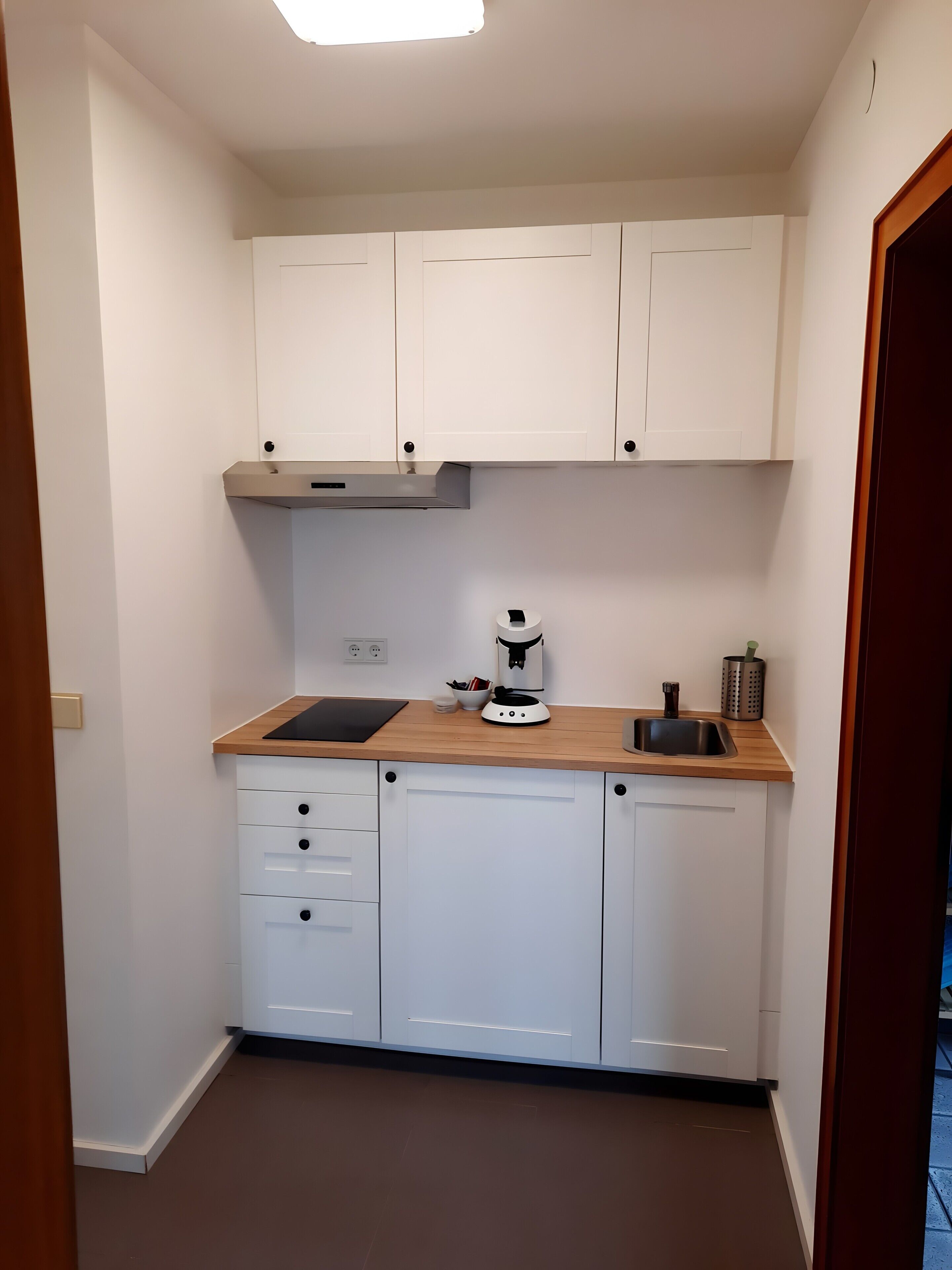 Kühlschrank, Mikrowelle, Herdplatte, Wasserkocher mit Kaffee-/Teezubehör