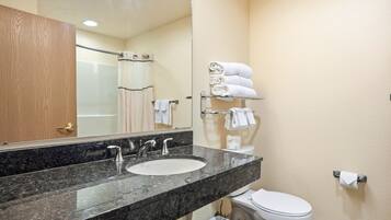 Secadora de cabello, toallas, jabón, papel de baño