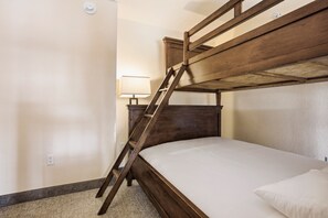 Tabla de planchar con plancha, wifi, ropa de cama