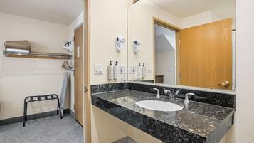 Secadora de cabello, toallas, jabón, papel de baño