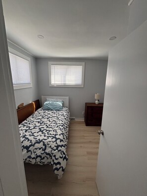 Room - 3-bedroom house in bonnet Shores walk to the beach pond view with sunset (Narragansett)