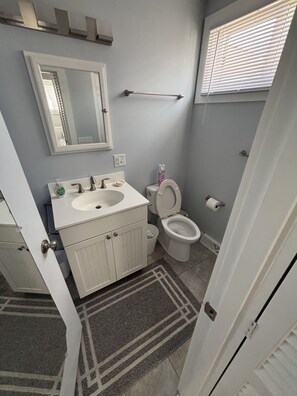Bathroom - 3-bedroom house in bonnet Shores walk to the beach pond view with sunset (Narragansett)