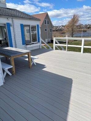 Outdoor dining - 3-bedroom house in bonnet Shores walk to the beach pond view with sunset (Narragansett)