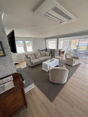 Living area - 3-bedroom house in bonnet Shores walk to the beach pond view with sunset (Narragansett)