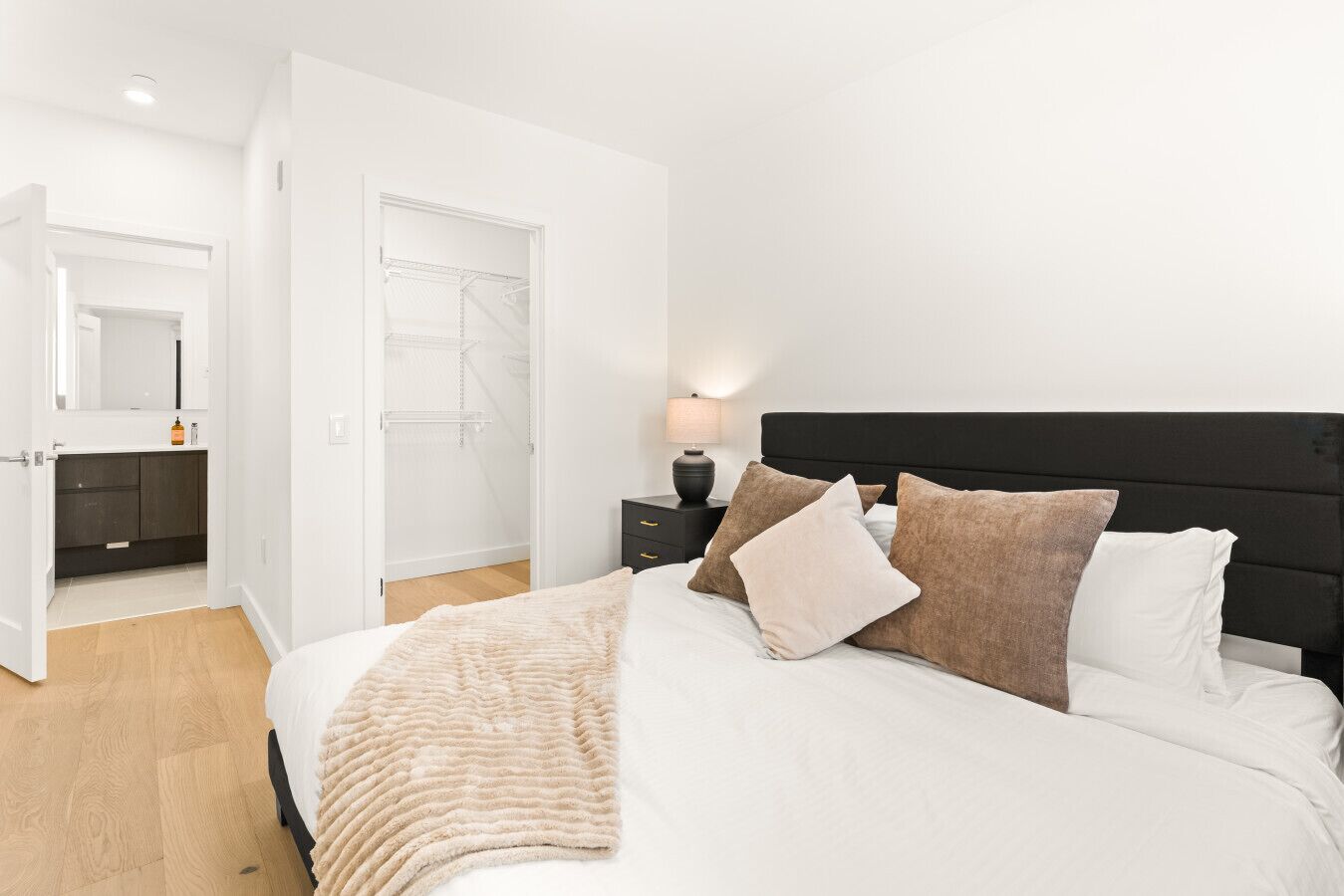 Tabla de planchar con plancha, wifi, ropa de cama