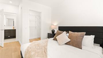 Tabla de planchar con plancha, wifi, ropa de cama