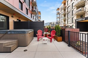 Terrace/patio - Greeley Bowl Escape - 3 Bedroom Townhome - Private Hot Tub (Revelstoke)