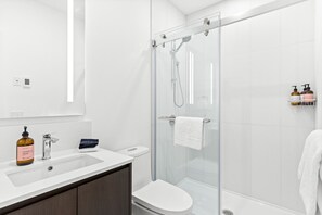 Hair dryer, towels - Glades of Glory Retreat - 3 Bedroom Townhome | Private Hot Tub (Revelstoke)
