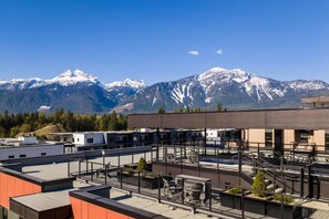 Property grounds - Glades of Glory Retreat - 3 Bedroom Townhome | Private Hot Tub (Revelstoke)