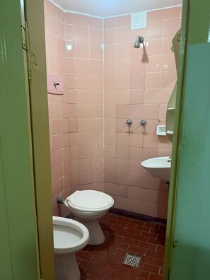 Double Room, Courtyard View | Bathroom - Hotel Histórico (Buenos Aires)