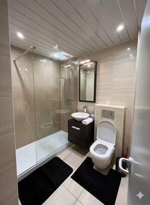 Shower, hair dryer, towels, soap - Modern 2BR Flat | Free Parking | Belfast (Belfast)