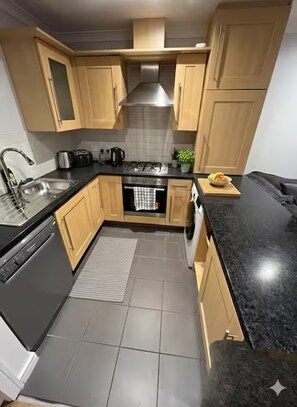 Private kitchen - Modern 2BR Flat | Free Parking | Belfast (Belfast)
